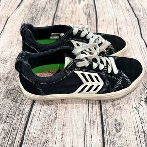 Cariuma Black and White Low Top Stylish Athleisure Sustainable Sneakers Size 8